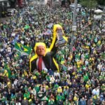 البرازيل تفتح تحقيقاً في تمويل أمريكي مزعوم لليمين المتطرف 6 صورة لمؤيدي فلافيو بولسونارو يحملون دمية للرئيس الأمريكي دونالد ترامب خلال مسيرة في البرازيل.
