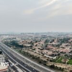 صورة جوية تظهر سماء المنطقة مع آثار اعتراض صواريخ أو طائرات مسيرة.