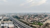 صورة جوية تظهر سماء المنطقة مع آثار اعتراض صواريخ أو طائرات مسيرة.