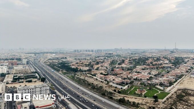 صورة جوية تظهر سماء المنطقة مع آثار اعتراض صواريخ أو طائرات مسيرة.