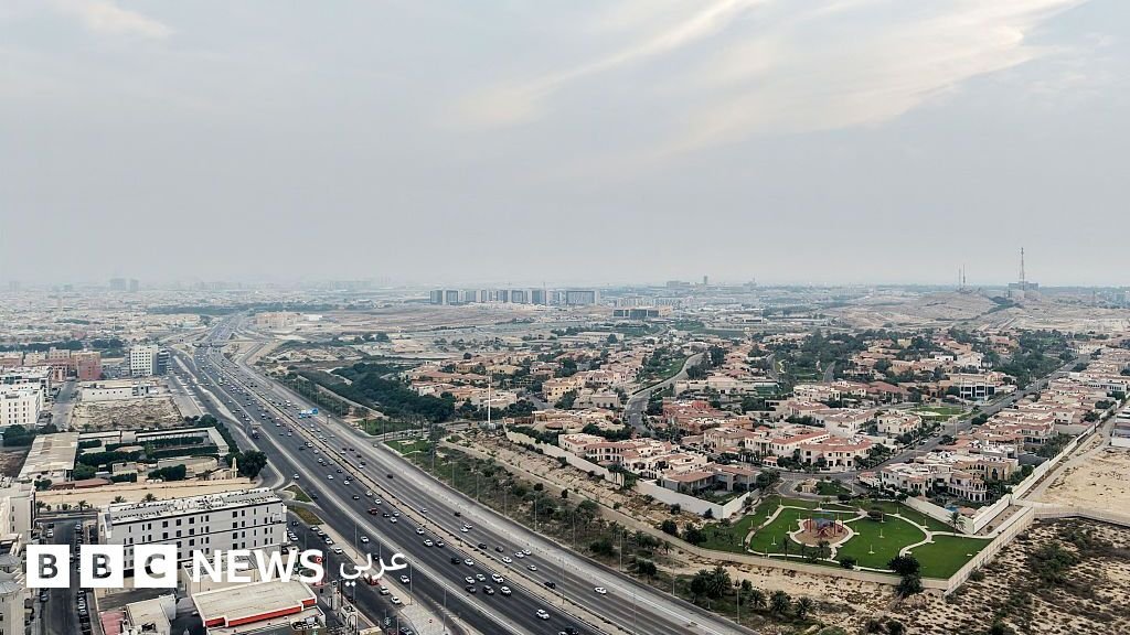 صورة جوية تظهر سماء المنطقة مع آثار اعتراض صواريخ أو طائرات مسيرة.