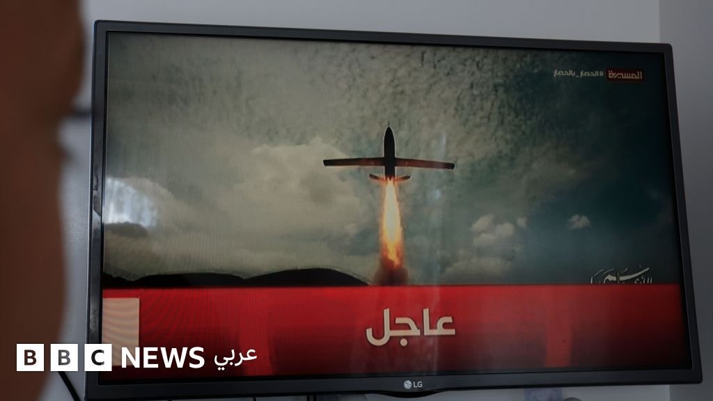 تصاعد التوتر الإقليمي: الدفاع المدني السعودي يصدر تحذيرات وهجمات الحوثيين تتواصل 3 شخص يتابع شاشة تلفزيون تعرض أخبار الصراع بين السعودية والحوثيين في اليمن.