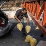 صورة بانورامية لمدينة الخليل التاريخية في الضفة الغربية، تظهر التناقضات العمرانية والواقع المعقد.