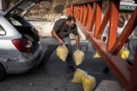 صورة بانورامية لمدينة الخليل التاريخية في الضفة الغربية، تظهر التناقضات العمرانية والواقع المعقد.