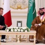 تصعيد التوترات في الخليج: واشنطن تأمر بإجلاء دبلوماسييها ومقتل مدنيين في هجوم بطائرة مسيرة بالسعودية 6 صورة تظهر تداعيات هجوم بطائرة مسيرة أو قصف في منطقة متضررة، مع التركيز على آثار الدمار أو جهود الإغاثة.