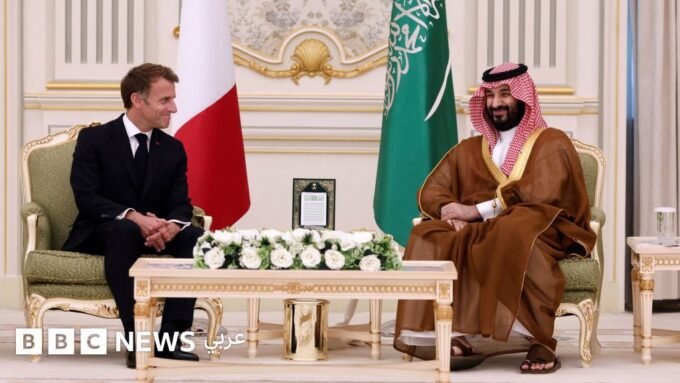 صورة تظهر تداعيات هجوم بطائرة مسيرة أو قصف في منطقة متضررة، مع التركيز على آثار الدمار أو جهود الإغاثة.