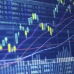 صورة للجنيه المصري والدولار الأمريكي تعبر عن تقلبات سعر الصرف في السوق المصرية.