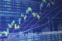 صورة للجنيه المصري والدولار الأمريكي تعبر عن تقلبات سعر الصرف في السوق المصرية.