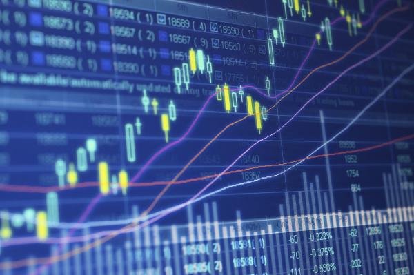 صورة للجنيه المصري والدولار الأمريكي تعبر عن تقلبات سعر الصرف في السوق المصرية.