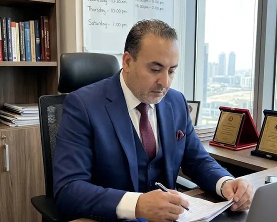 صورة توضيحية للمؤسسات الإدارية والمنتخبة في المغرب، تعكس مفهوم الحكامة الترابية والتعاون بين الأطراف.