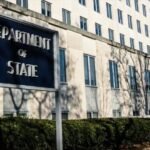علم الولايات المتحدة ولبنان، أو خريطة لبنان مع إشارة إلى الجنوب، أو شعار وزارة الخارجية الأمريكية.