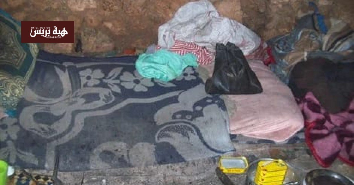 صورة لكوخ في حي سيدي يوسف بأكادير، يرمز إلى ظروف العيش الصعبة التي قد تساهم في انتشار الأمراض.