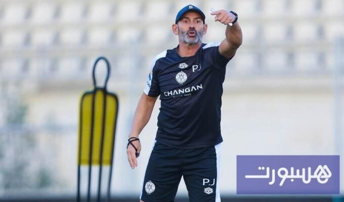 مدرب الرجاء باكو خيميز ومدرب حسنية أكادير هلال الطاير خلال مباراة البطولة الاحترافية