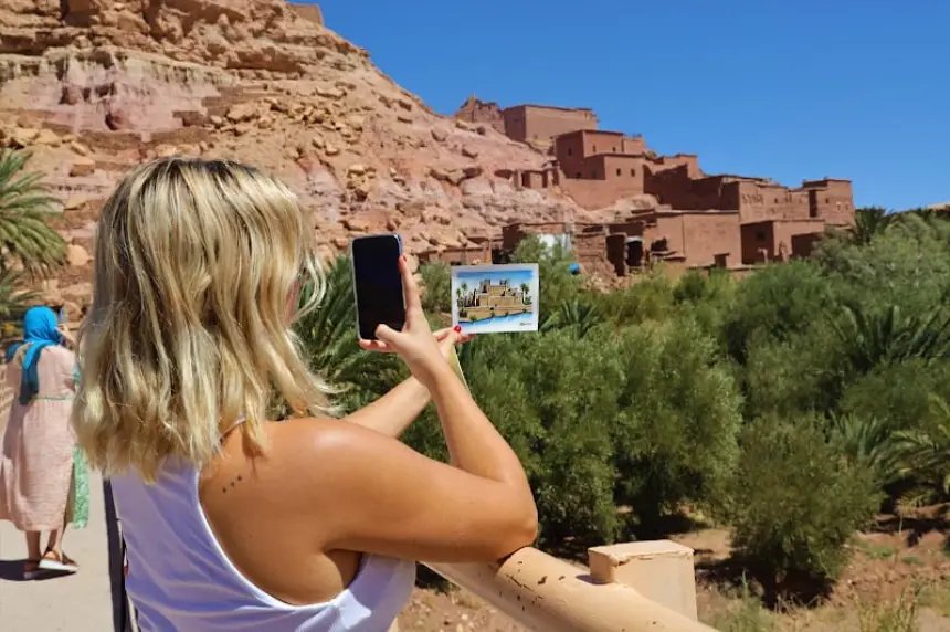 صورة بانورامية لمدينة مغربية تاريخية تعكس التنوع السياحي والنمو الاقتصادي.