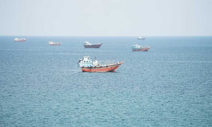 خريطة توضيحية لمضيق هرمز والشرق الأوسط، أو صور لقادة سياسيين معنيين.