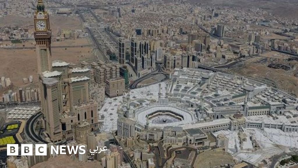 الدخان يتصاعد من منشأة نفطية سعودية بعد هجوم حوثي