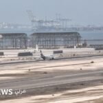 طائرة على مدرج مطار عدن بعد تعرضه لهجمات صاروخية.