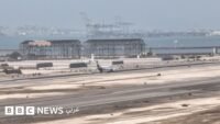 طائرة على مدرج مطار عدن بعد تعرضه لهجمات صاروخية.
