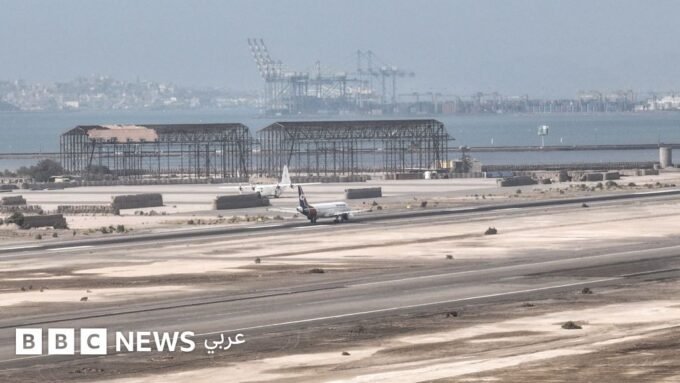 طائرة على مدرج مطار عدن بعد تعرضه لهجمات صاروخية.