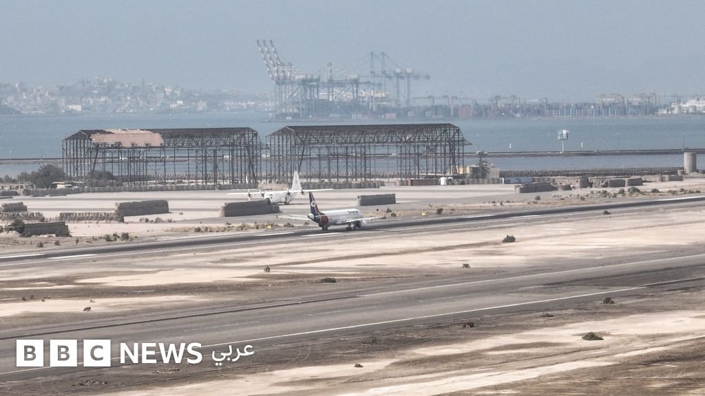 طائرة على مدرج مطار عدن بعد تعرضه لهجمات صاروخية.