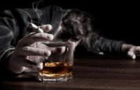 صورة توضيحية لعلب سجائر وزجاجات كحول مع رموز ضريبية، تعكس الزيادات الجديدة في الضرائب بالمغرب.