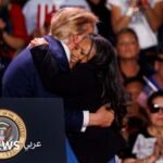 الرئيس الأمريكي دونالد ترامب يعانق والدة عنصر سابق في مشاة البحرية وحرس الحدود خلال تجمع انتخابي في تكساس.