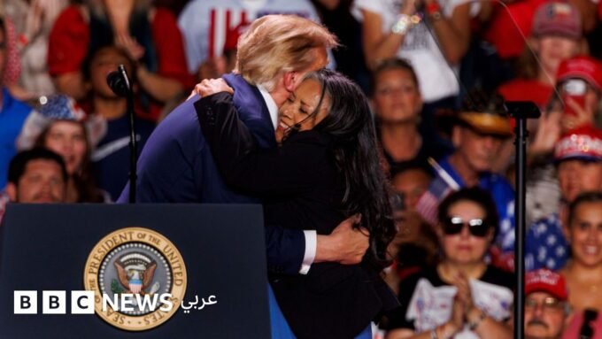الرئيس الأمريكي دونالد ترامب يعانق والدة عنصر سابق في مشاة البحرية وحرس الحدود خلال تجمع انتخابي في تكساس.