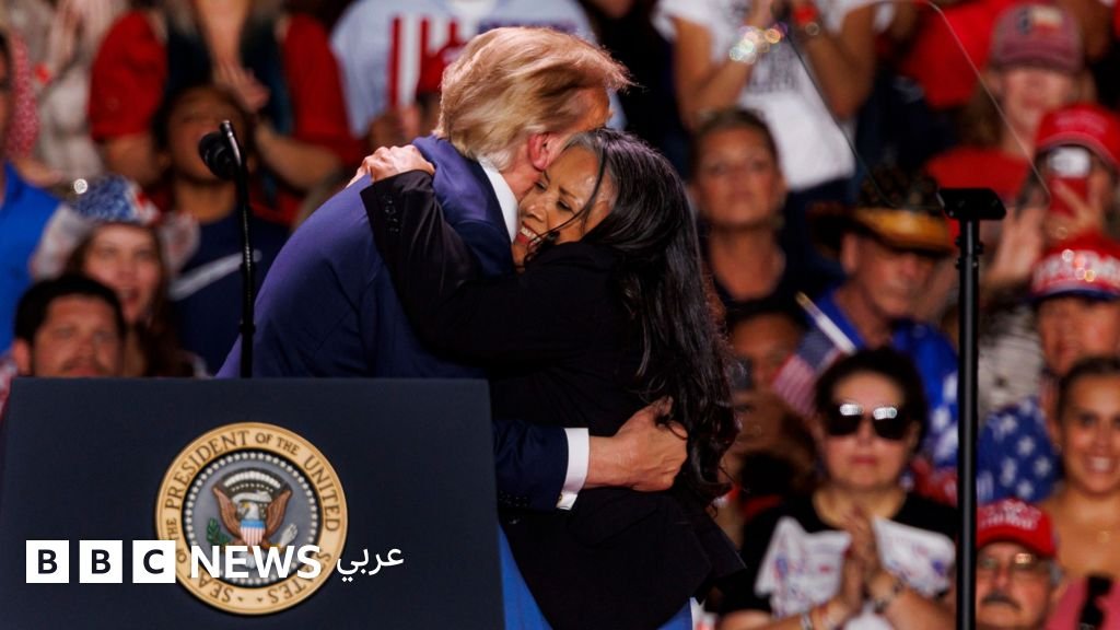 الرئيس الأمريكي دونالد ترامب يعانق والدة عنصر سابق في مشاة البحرية وحرس الحدود خلال تجمع انتخابي في تكساس.