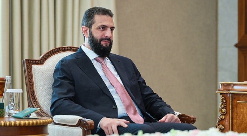 الرئيس السوري يستعرض آفاق التعاون مع العراق: من الزيارات الدينية إلى الشراكات الاستراتيجية 3 صورة للرئيس السوري أحمد الشرع