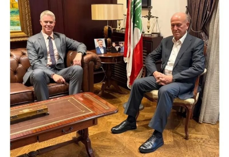 النائب اللواء أشرف ريفي والسفير الأسترالي توم ويلسون خلال لقائهما في لبنان