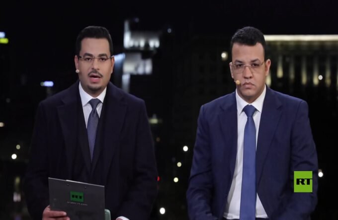 صورة تجمع شعاري قناتي RT العربية والموريتانية مع خلفية للقمة الروسية الإفريقية.