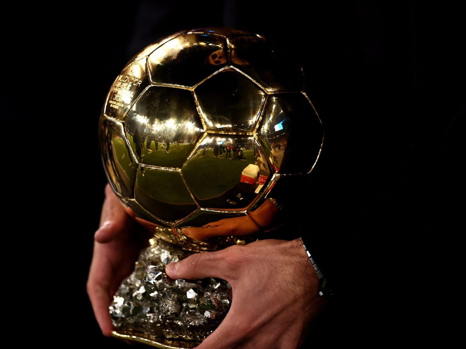 نجوم كرة القدم يتنافسون على جائزة الكرة الذهبية المرموقة لعام 2026