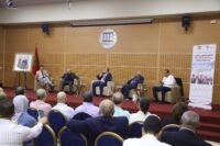 مشاركون في ندوة تحليلية حول المشهد السياسي المغربي بعد انتخابات 23 شتنبر في بيت الصحافة بطنجة.