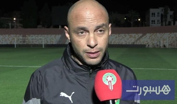 مدرب المنتخب المغربي النسوي لأقل من 17 سنة يونس ربيع مع لاعبات الفريق بعد الفوز على نيوزيلندا