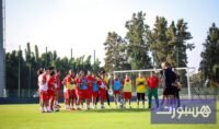 صورة جماعية للاعبات المنتخب المغربي النسوي لأقل من 17 سنة خلال حصة تدريبية استعداداً لكأس العالم.