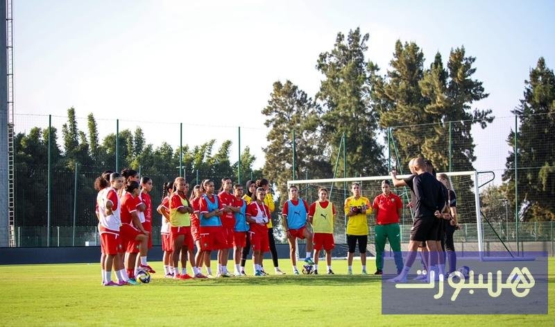 صورة جماعية للاعبات المنتخب المغربي النسوي لأقل من 17 سنة خلال حصة تدريبية استعداداً لكأس العالم.