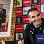 المدرب هشام الدكيك مع لاعبي المنتخب المغربي لكرة القدم داخل القاعة يحتفلون بلقب كأس أمم إفريقيا.