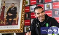 المدرب هشام الدكيك مع لاعبي المنتخب المغربي لكرة القدم داخل القاعة يحتفلون بلقب كأس أمم إفريقيا.