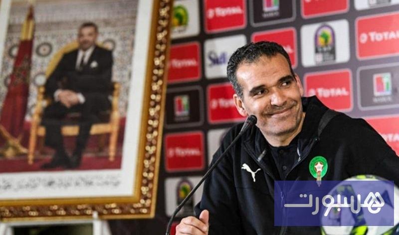 المدرب هشام الدكيك مع لاعبي المنتخب المغربي لكرة القدم داخل القاعة يحتفلون بلقب كأس أمم إفريقيا.