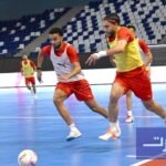 لاعبو المنتخب المغربي لكرة القدم داخل القاعة خلال حصة تدريبية استعداداً لكأس إفريقيا