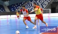 لاعبو المنتخب المغربي لكرة القدم داخل القاعة خلال حصة تدريبية استعداداً لكأس إفريقيا