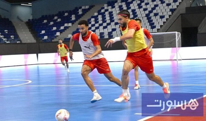 لاعبو المنتخب المغربي لكرة القدم داخل القاعة خلال حصة تدريبية استعداداً لكأس إفريقيا