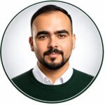صورة لمسرح ممتلئ بالجمهور خلال فعاليات المهرجان الوطني للمسرح بتطوان، مع إضاءة خشبة المسرح