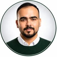 صورة لمسرح ممتلئ بالجمهور خلال فعاليات المهرجان الوطني للمسرح بتطوان، مع إضاءة خشبة المسرح