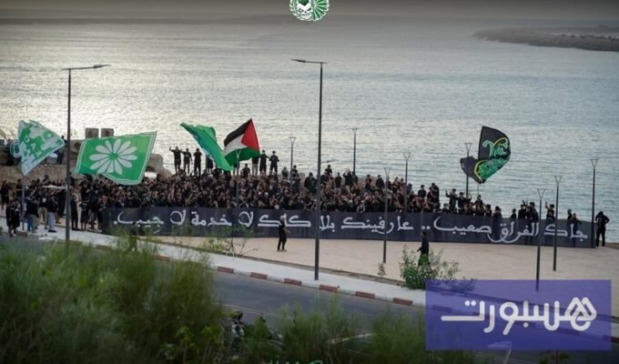 صورة لجماهير "حلالة بويز" أو شعار النادي القنيطري