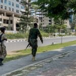 أعضاء من جبهة تحرير شعب تيغراي يسيرون على طريق رئيسي في مقلي