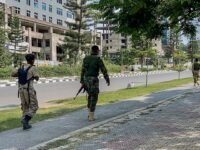 أعضاء من جبهة تحرير شعب تيغراي يسيرون على طريق رئيسي في مقلي