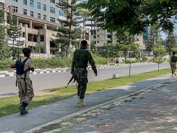 أعضاء من جبهة تحرير شعب تيغراي يسيرون على طريق رئيسي في مقلي
