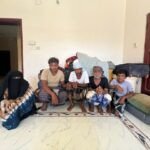 سعيد حسن وشقيقه محمد يجلسان مع عائلتيهما خلف كومة من الحقائب التي تحتوي على ممتلكاتهم القليلة، بعد فرارهم من منازلهم على ساحل البحر الأحمر في اليمن.