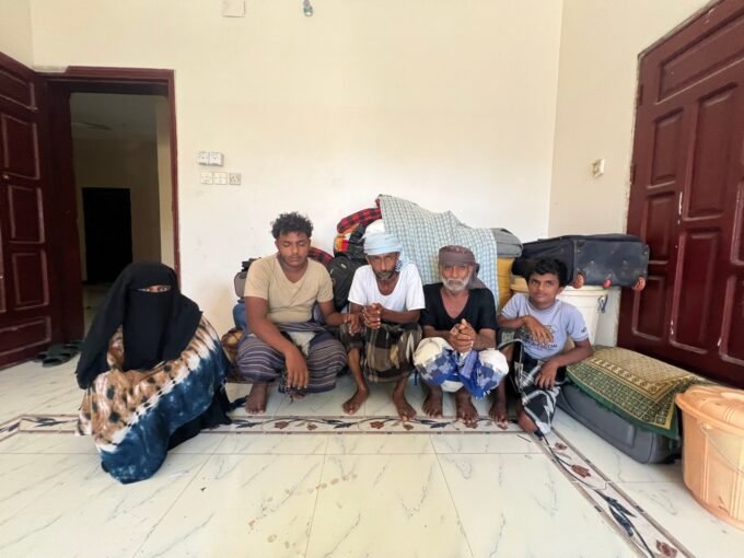 سعيد حسن وشقيقه محمد يجلسان مع عائلتيهما خلف كومة من الحقائب التي تحتوي على ممتلكاتهم القليلة، بعد فرارهم من منازلهم على ساحل البحر الأحمر في اليمن.